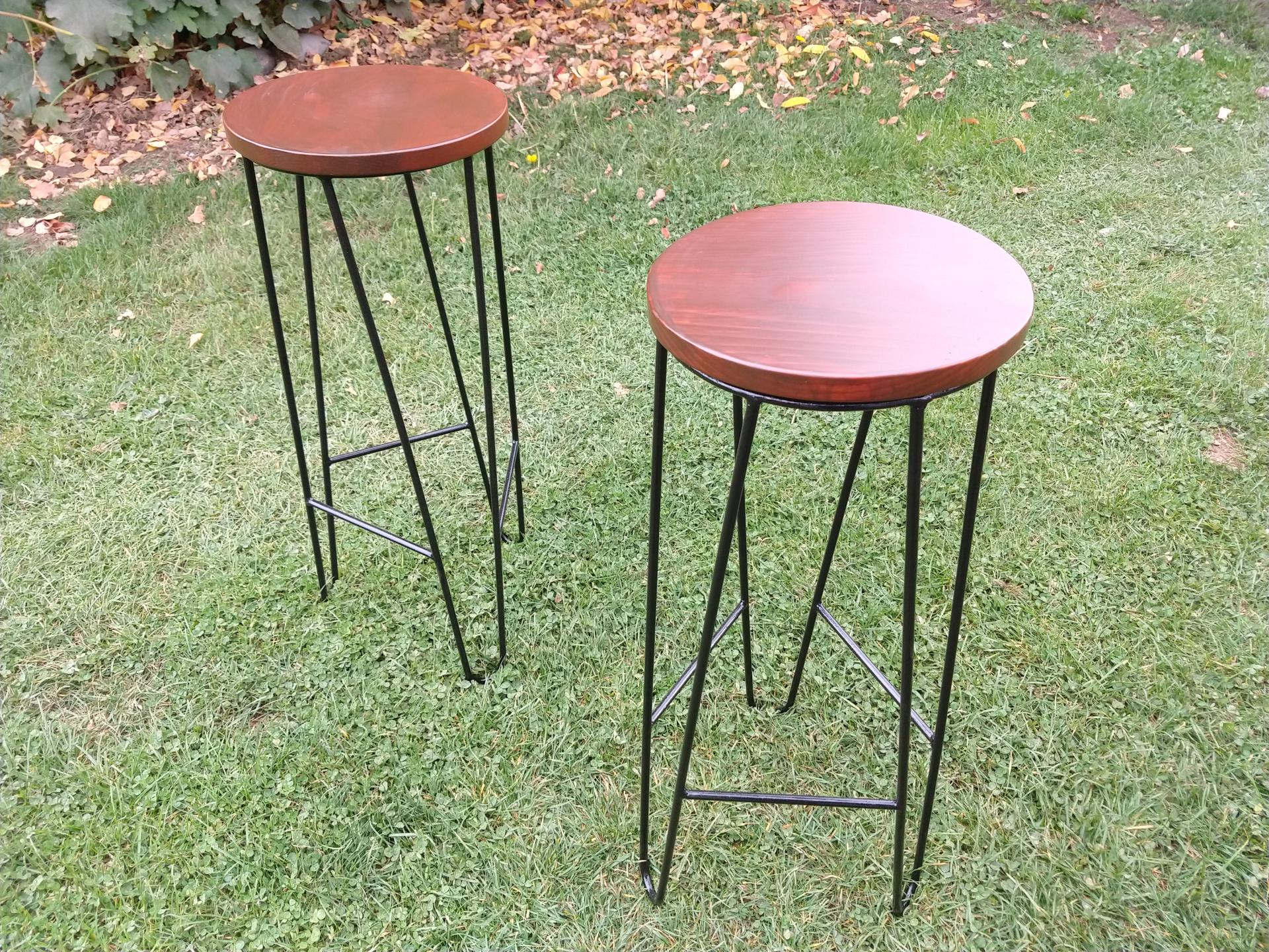 Banquetas de hierro y madera