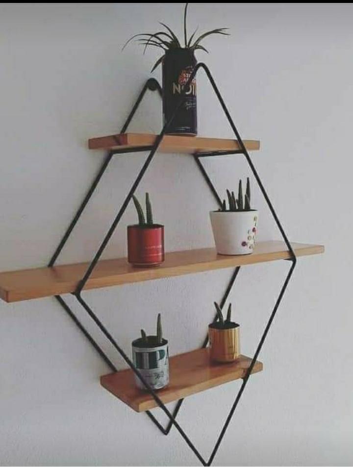Estantes geomtricos de hierro y madera