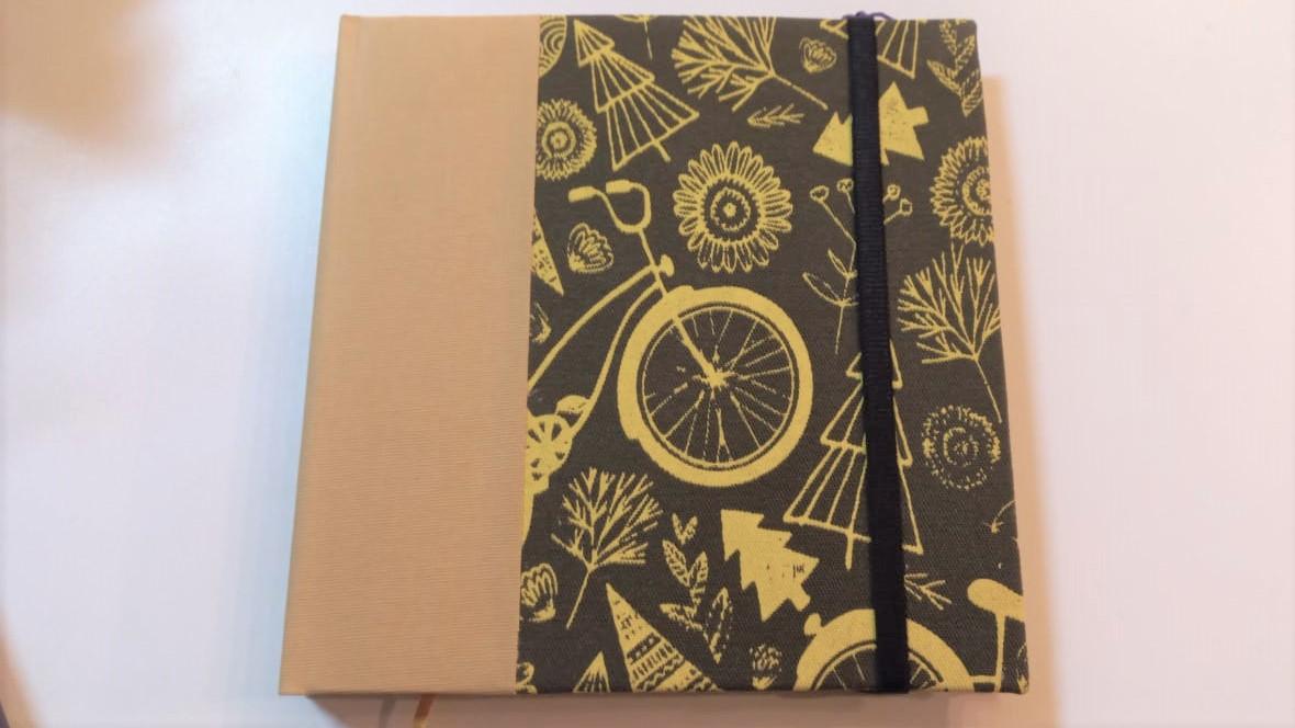 Cuaderno Carton, cuadrado. Tela Serigrafiada. Tamao 15 x15 cm.  Hojas lisas o rayadas. 