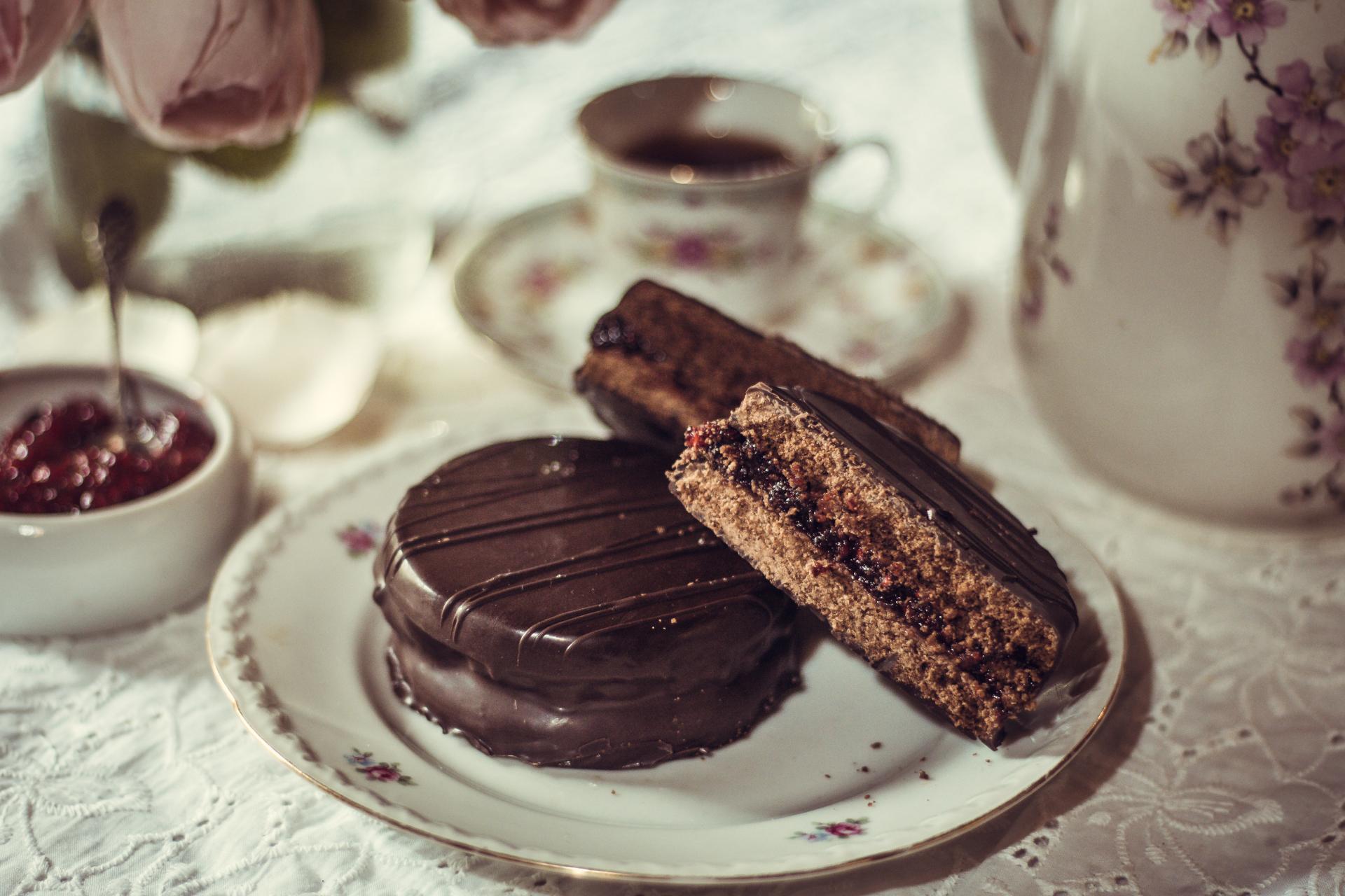 alfajor de chocolate con dulce de frambuesa